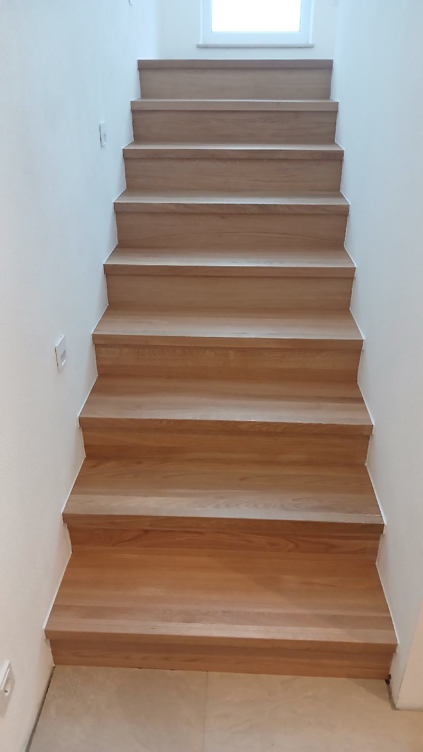 Treppenbelag aus Eiche auf vorhandener Betontreppe Schreinerarbeiten und Reparaturen Motzet, Dünzing