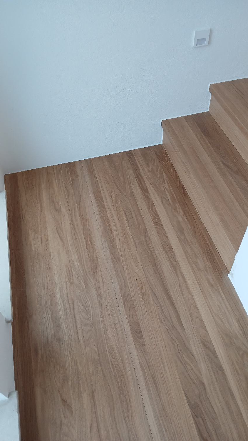 Treppenbelag aus Eiche auf vorhandener Betontreppe Schreinerarbeiten und Reparaturen Motzet, Dünzing