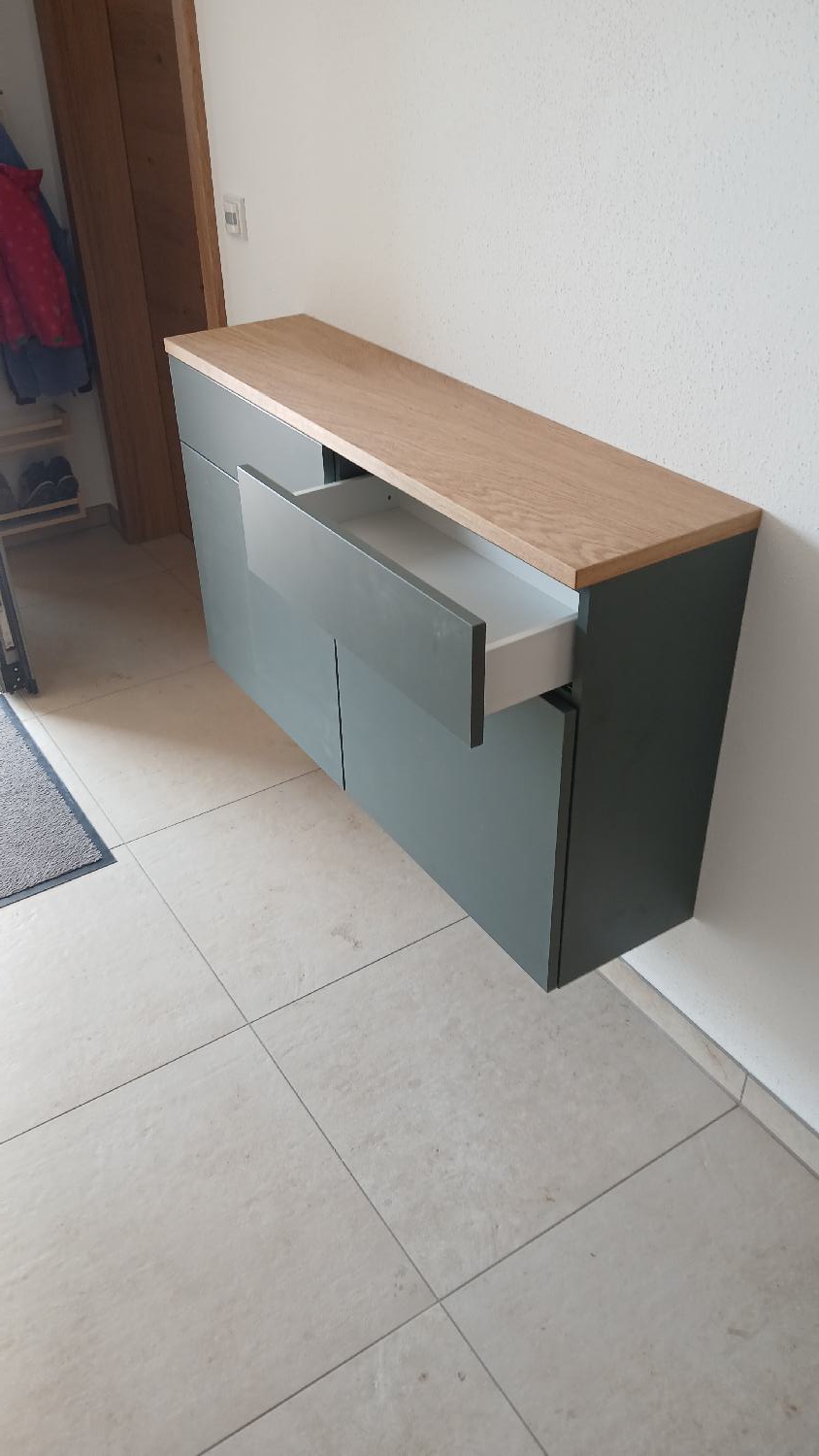 Hängeschrank in Steingrün mit Eiche geölter Platte Schreinerarbeiten und Reparaturen Motzet, Dünzing